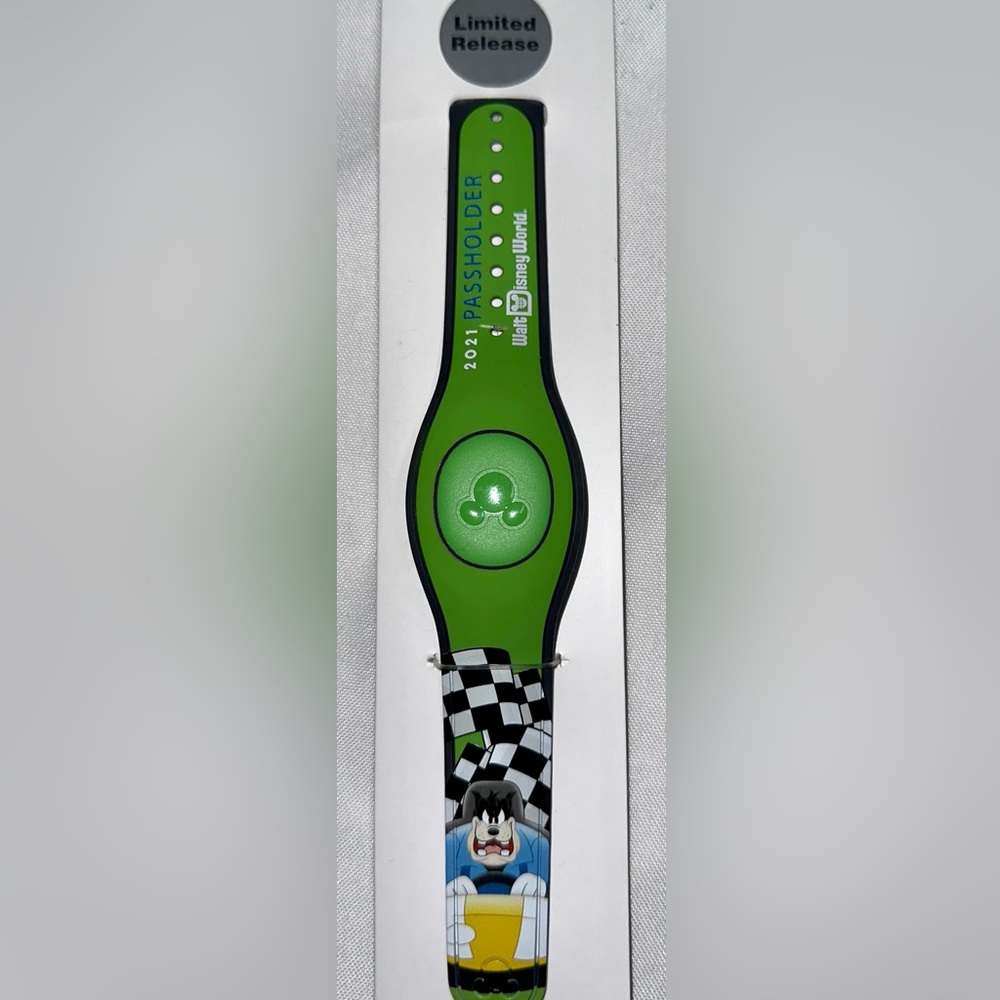 LIMITED RELEASE “2021 Passholder Pete” Disney Magic Band